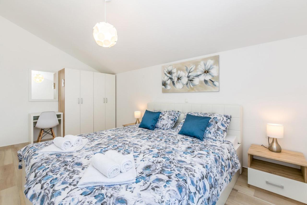 Holiday House San Michele Vrh  Екстер'єр фото