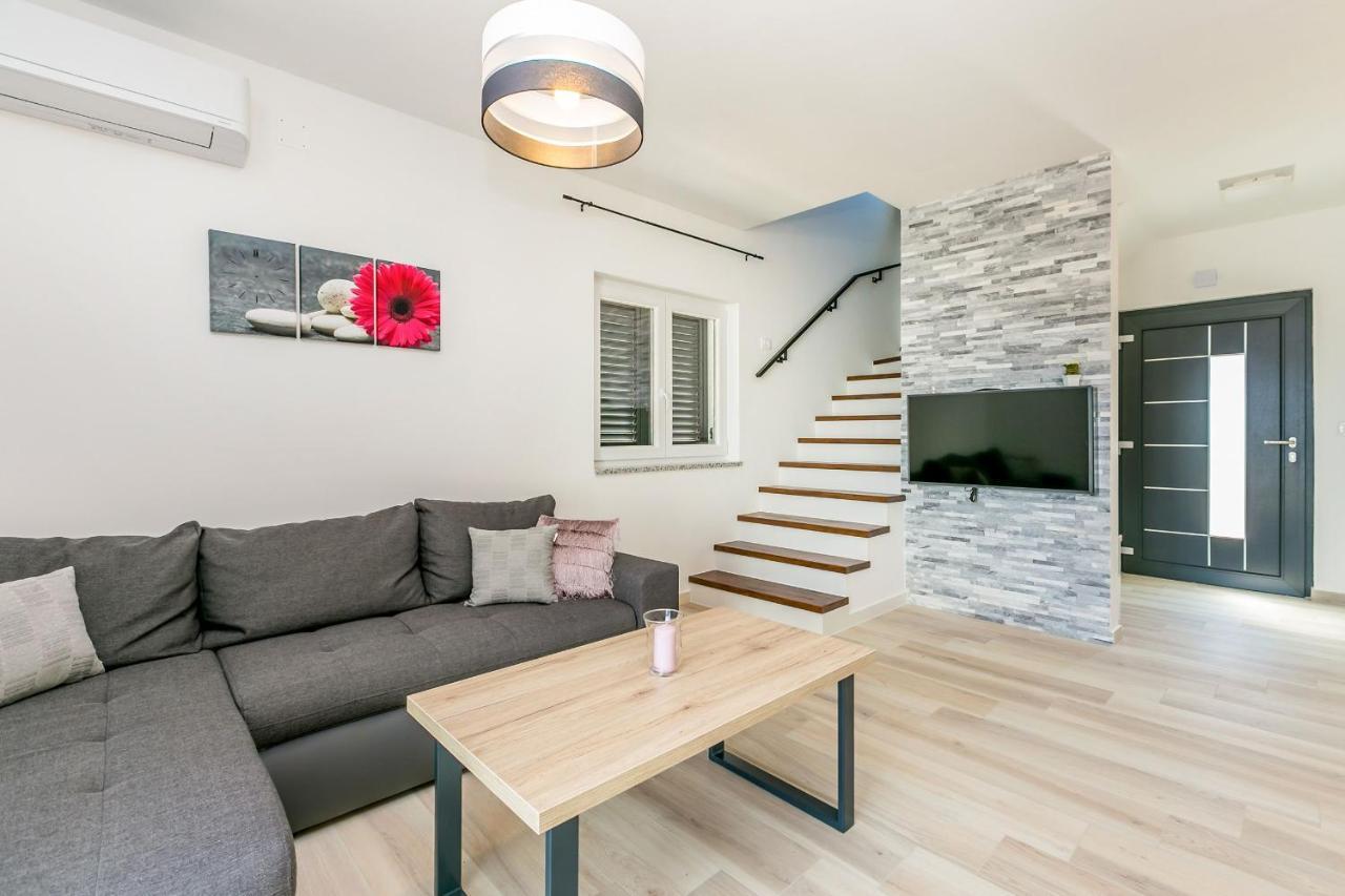 Holiday House San Michele Vrh  Екстер'єр фото